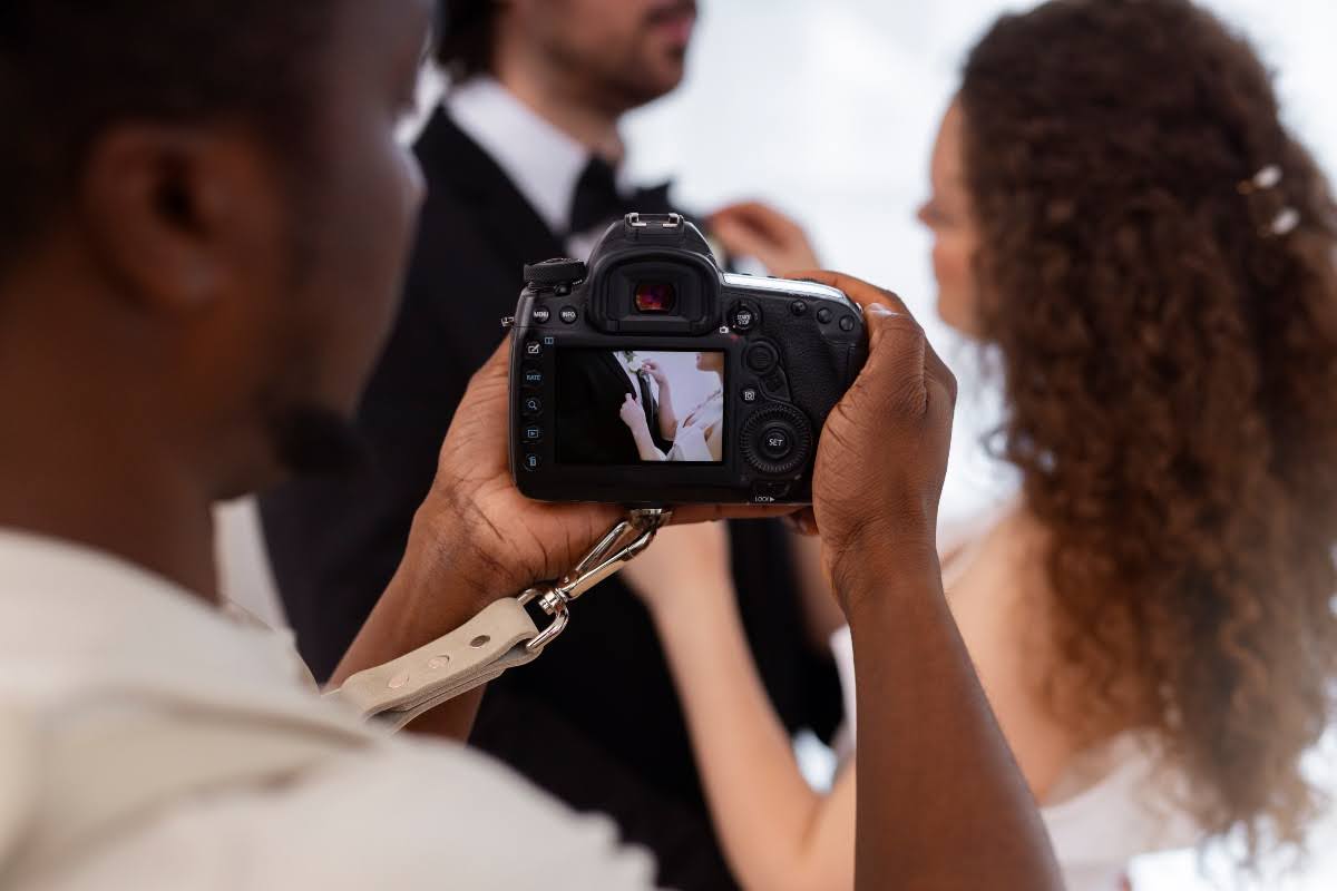How to hire a wedding photographer successfully.